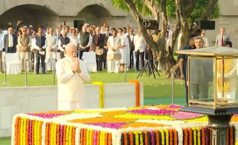 Prime Minister Modi and Congress leaders pay homage at Mahatma Gandhi Memorial KAK