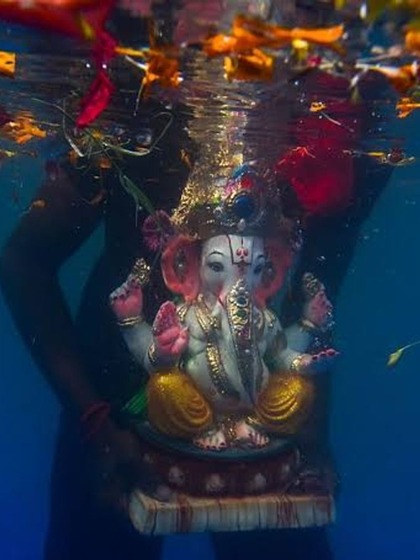 <p>11 साल का लखन अपने भाई करण बहन अंजलि और दादी के साथ डुमस तट पर गणेश विसर्जन देखने गया था तभी वह समंदर में बह गया।</p>
