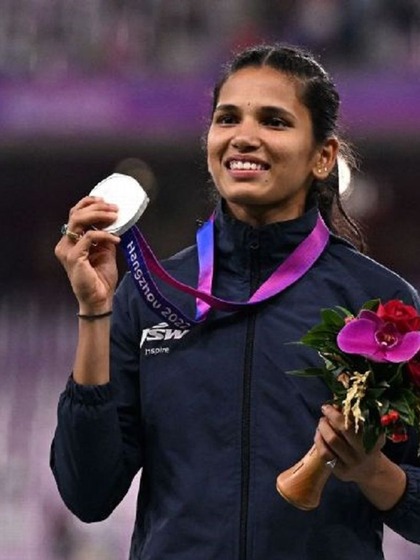 <p>एशियन गेम्स में भारत की ज्योति याराजी ने 100 मीटर बाधा दौड़ में ड्रामे के बाद सिल्वर मेडल जीता।</p>
