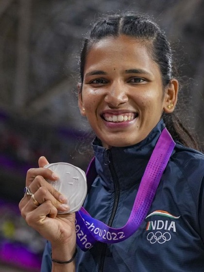 <p>ज्योति याराजी ने अपना सिल्वर मेडल स्कूल के अपने सीनियर गौतम को समर्पित कर दिया।</p>
