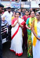కనీసం కూర్చోలేని స్థితిలో చంద్రబాబు వున్నారట... కటకటాల్లో భర్తను చూసి తల్లడిల్లిన భువనేశ్వరి 