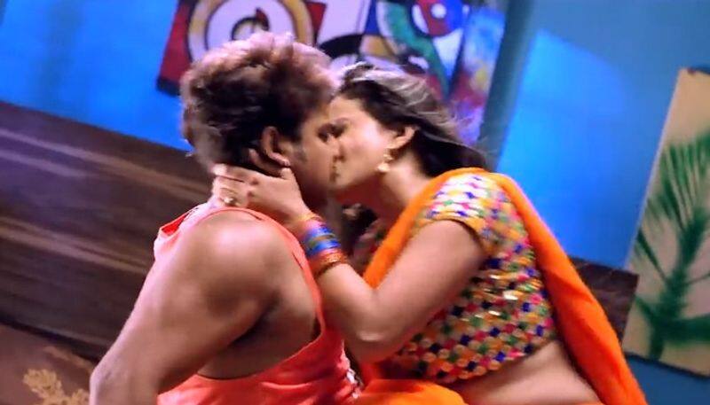 Akshara Singh SEXY video Bhojpuri actress Pawan Singh song Kara Na Mard Wala Roal goes viral WATCH  RBA