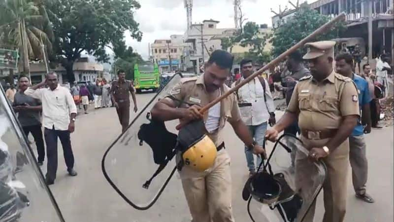 public road protest for free land agreement in kanyakumari district vel