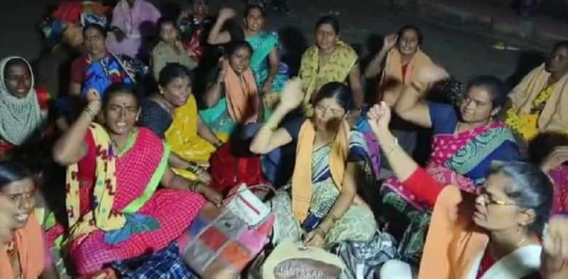 Women have been fighting against beer since the day before Gandhi Jayanti at Bagalkote gvd