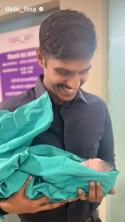 <p>टीना डाबी ने इंस्टा पर बहन रिया डाबी के पति IAS मनीष को बर्थडे विश करते हुए फोटो शेयर की है। जिसमें मनीष बेटे को गोद में लिए हुए हैं। जिसके बाद ये फोटो वायरल हो गई।<br />
 </p>

