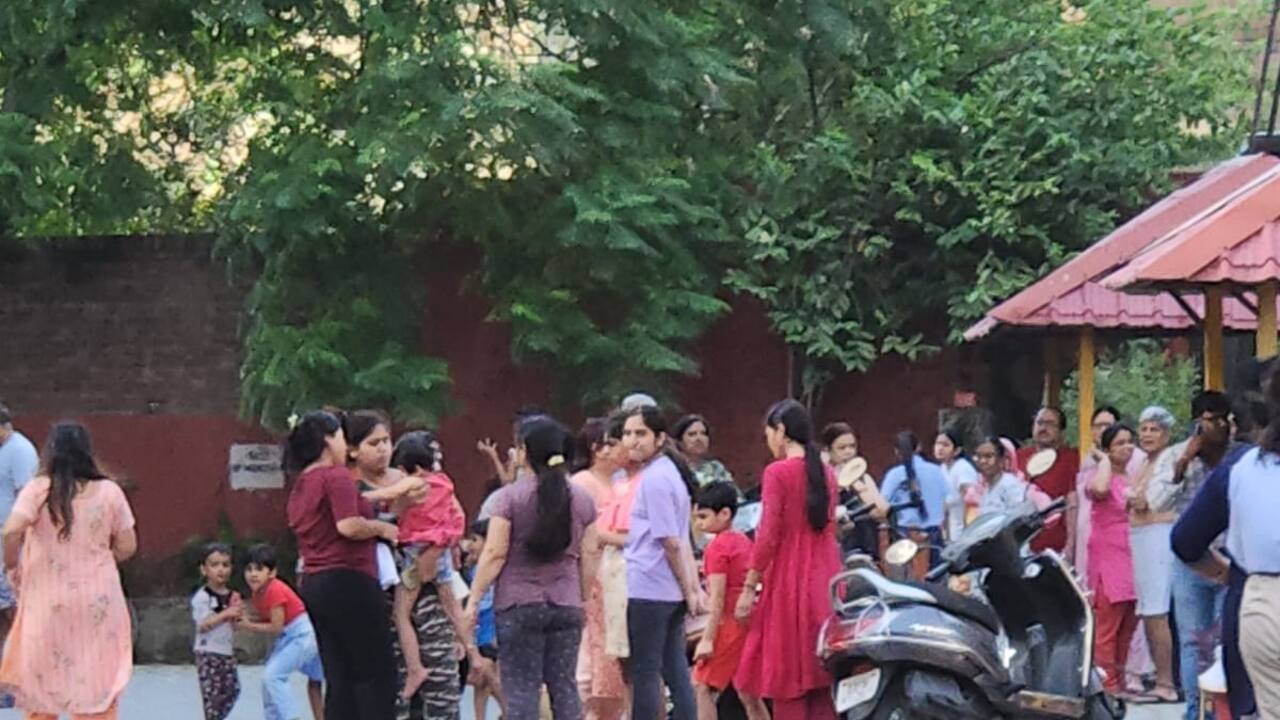 Earthquake in Delhi NCR: दिल्ली NCR में दो बार डोली धरती, UP, उत्तराखंड में भी महसूस हुए झटके 