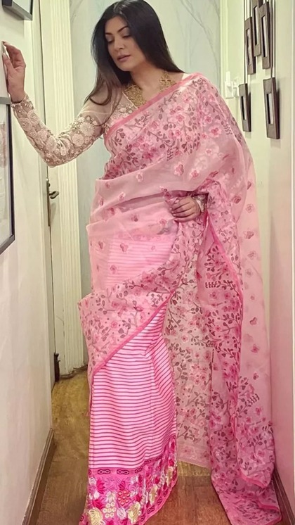पतली और लंबी दिखने के लिए स्टाइल करें Sushmita Sen की 7 साड़ी डिजाइन