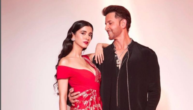 Hrithik Roshan lover Saba Azad lighting up the ramp with her strange walk srb