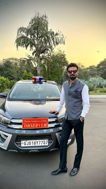 <p>IASऑफिसर अभिषेक सिंह ने इस्तीफा दे दिया है। वे गुजरात इलेक्शन में ऑब्जर्वर की ड्यूटी के दौरान कर के आगे फोटो खींच कर सुर्खियों में आए थे।<br />
 </p>
