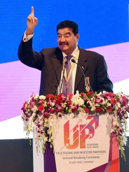 <p>हजारों करोड़ नेटवर्थ वाले BR शेट्टी (बवागुत्थु रघुराम शेट्टी) रातों-रात सड़क पर आ गए। मात्र एक ट्वीट ने उन्हें अर्श से फर्श पर ला दिया। </p>
