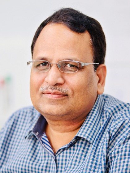 <p>दिल्ली सरकार में मंत्री रहे सत्येंद्र जैन लंबे वक्त से सीबीआई और ED के निशाने पर थे।‌ कोलकाता की कंपनी से जुड़े अवैध लेनदेन के मामले में वह लंबे वक्त से तिहाड़ जेल में है।<br />
 </p>
