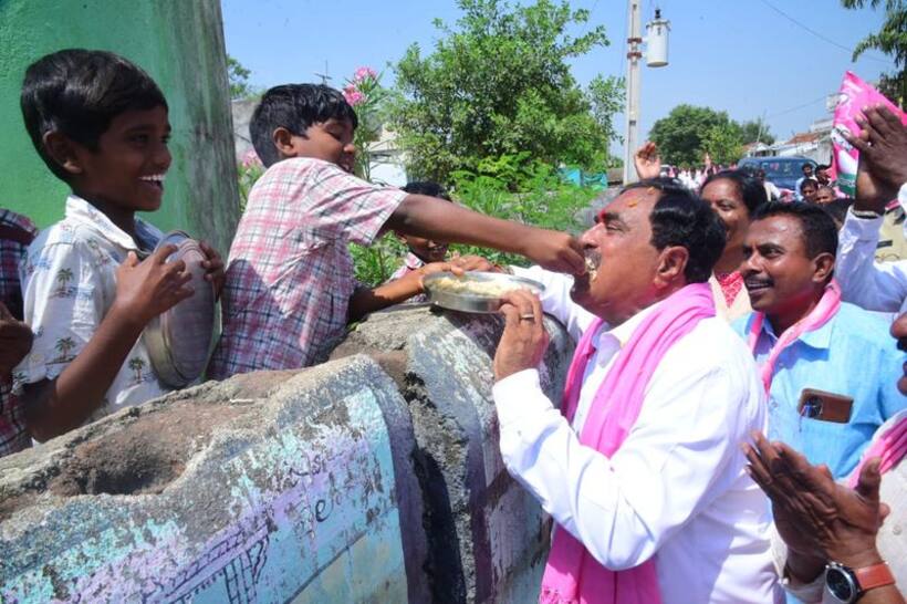 మంత్రి ఎర్రబెల్లి దయాకర్‌ రావుకి గోరుముద్దలు తినిపించిన విద్యార్ధి (వీడియో) 