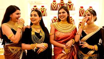   మెరుపు వేగంతో పెరిగిన బంగారం ధర.. షాక్ తిన్న జనం.. ఒక్కరోజే తులం ఎంత పెరిగిందంటే..?