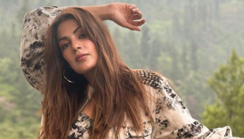 Samantha Ruth Prabhu shares Rhea Chakraborty's video, calls her 'Hero' DPK