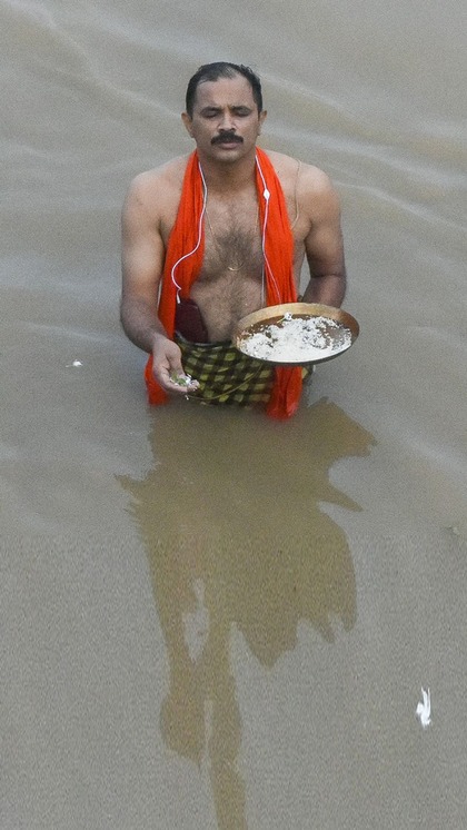 <p>श्राद्ध पक्ष 14 अक्टूबर तक रहेगा। श्राद्ध से जुड़ी कईं बातें गरुड़ पुराण में बताई गई हैं। इस ग्रंथ में ये भी बताया गया है कि जब शिशु मां के गर्भ में होता है तो वह क्या-क्या सोचता है…<br />
 </p>
