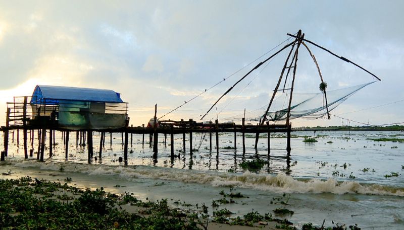 Fishermen do not get paid by the government for the Chinese fishing net renovation charge in Fort Kochi vkv