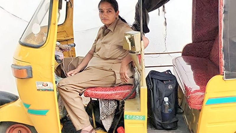 Adda Raja Driver फिलासफी में ग्रेजुएट, ट्रैवल एजेंसी में जॉब,पिछले 25 साल से ऑटो चला रही ...