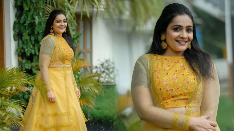 kudumbavilakku sumithra Meera Vasudev shocked the audience as a yellow dress vvk