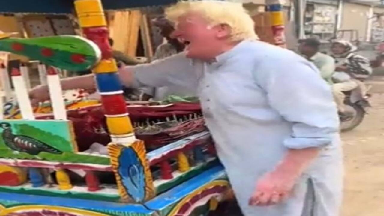 पाकिस्तान में कुल्फी बेचते दिखे डोनाल्ड ट्रंप ! Video वायरल 
