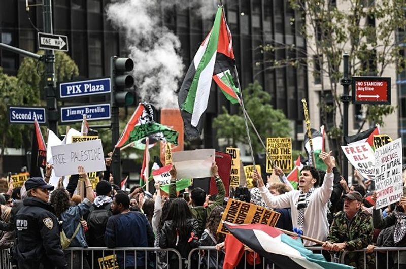 Clashes erupt as pro-Israel and pro-Palestine supporters rally across American cities - WATCH snt