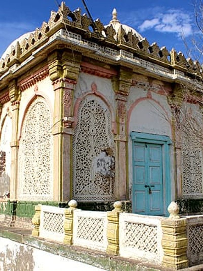 लखपत से आगे जाने पर पाकिस्तान आता है पीछे हटने पर गुजरात