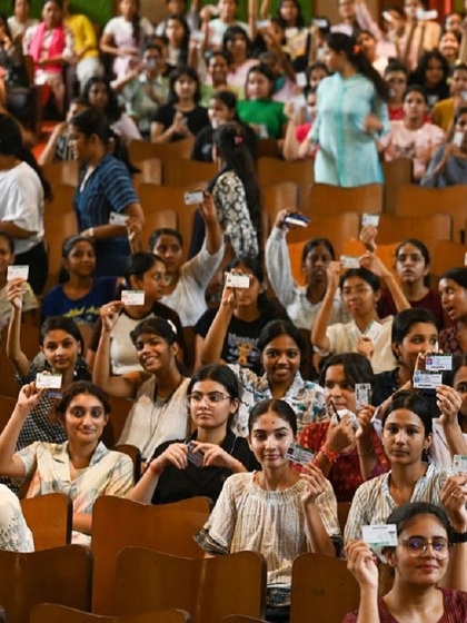 <p>चुनावों के समय उम्मीदवारों और राजनीतिक दलों को आदर्श आचार संहिता के नियमों का पालन करना जरूरी होता है। इन नियमों के उल्लंघन पर कार्रवाई और सजा का सामना करना पड़ सकता है।</p>
