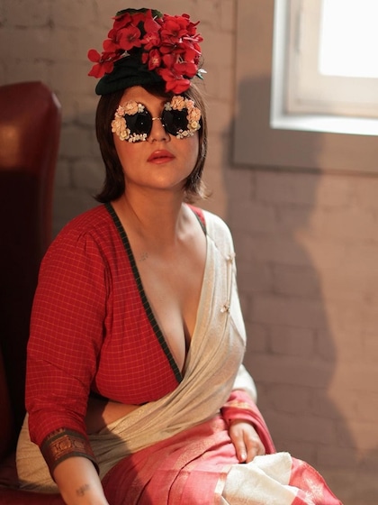 লাল পেড়ে সাদা শাড়ি যতই ‘মাতৃরূপিণী’ হোক,