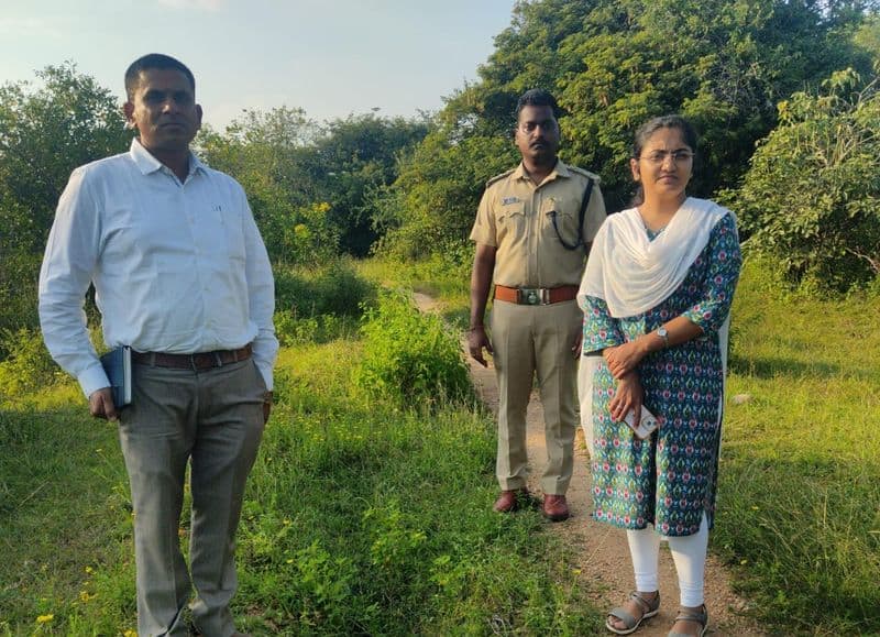 Transportation of Sandalwood Tree in Forest Department Vehicle in Yadgir grg