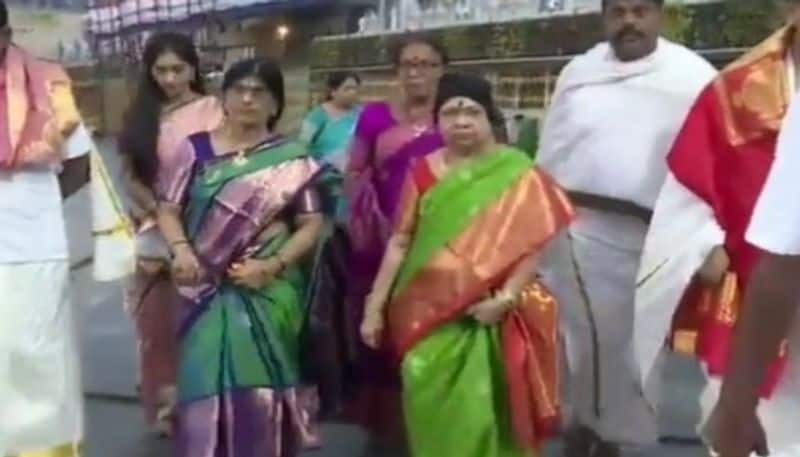 Telangana CM KCR WIfe Shobha Offers prayers in tirumala temple ksm