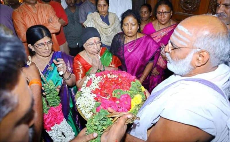 Telangana CM KCR wife Shoba visits Tirumala Temple akp