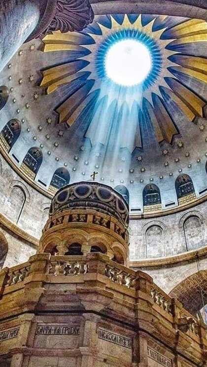 <p>येरूशलम के ईसाई इलाके में द चर्च ऑफ द होली सेपल्कर है। कहा जाता है, इसी जगह पर ईसा मसीह को हिल ऑफ द केलवरी पर क्रॉस चढ़ाया गया और यहीं से वो दोबारा जीवत हुए।</p>

