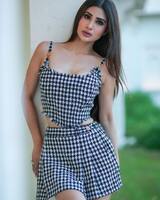 పొట్టి డ్రెస్ లో మౌనీరాయ్ కవ్వించే ఫోజులు.. నిలువెత్తు అందాలతో మైమరిపిస్తున్న బాలీవుడ్ బ్యూటీ