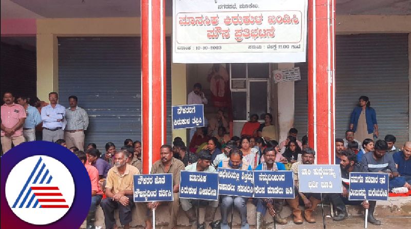 Allegation of Assault on Municipal Commissioner by standing comittee Chairman  Staff protest by wearing black belt at madikeri rav