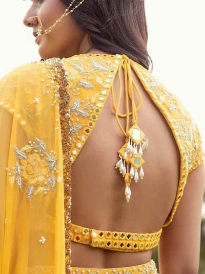 <p> नीच हुक ऊपर डोरी वाले  इस ब्लाउज़ में आप देसी लुक में ग्लैमर का तड़का लगाएंगी</p>
