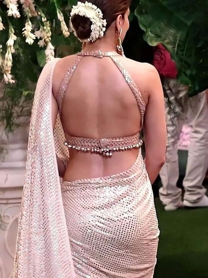 <p> ये ब्लाउज़ सिंपल साड़ी  के साथ खूब जंचेगा वैसे ये लुक नेट की साड़ी के साथ भी शानदार लगता है </p>
