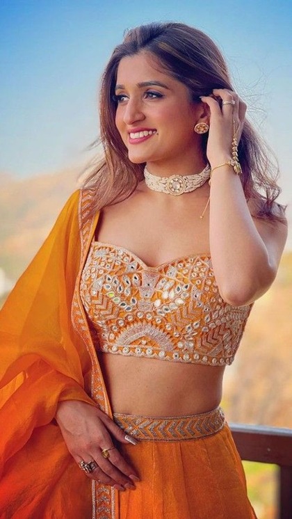 <p>गरबा नाइट में आप अनुपमा की किंजल का ऑरेंज लहंगा कॉपी करें। ये दिखने में  फ्यूजन लुक दे रहा है। आप इसे स्ट्रेपलेस या फिर फुल स्लीव ब्लाउज के साथ कॉपी कर सकती हैं। </p>
