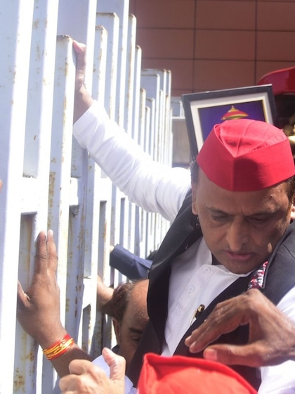 <p>अखिलेश यादव लोकनायक जयप्रकाश की जयंती पर JPNIC में प्रतिमा पर माल्यार्पण  के लिए गए थे। </p>
