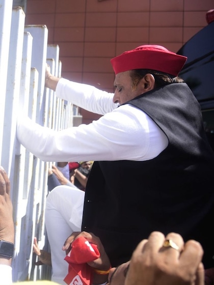 <p>अखिलेश यादव को रोकने के लिए LDA ने गेट पर ताला लगा दिया गया और लोहे की चादर खड़ी कर दी। </p>
