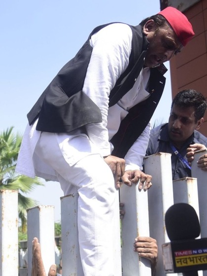 <p>सुरक्षाकर्मियों ने अखिलेश को रोका तो JPNIC का गेट फांदकर अंदर की तरफ कूद गए। </p>
