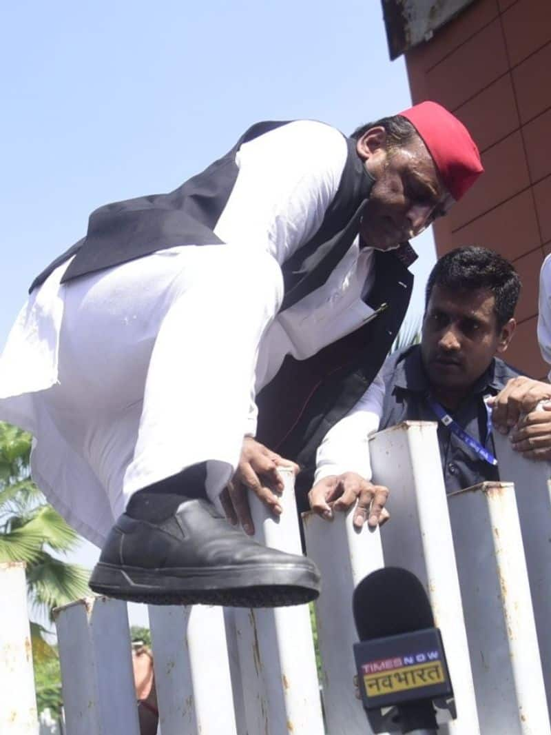 former chief minister Up akhilesh yadav jumped over the gate of jpnic to garland the statue of jaiprakash narayan zkamn