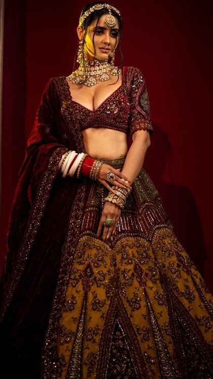 <p>हैवी लहंगों का तो हमेशा ही कोई मुकाबला नहीं होता है। खासकर अगर उसपर शानदार एंब्रायडरी की गई हो। आयशा का ये लुक फेस्टिवल सीजन के लिए बेस्ट है। </p>
