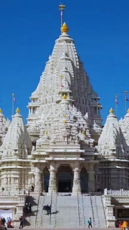 <p>अमेरिका के न्यू जर्सी में 185 एकड़ में बने सबसे बड़े मंदिर अक्षरधाम का उद्घाटन हो गया है। ये अब भक्तों के लिए खोल दिया गया है।</p>
