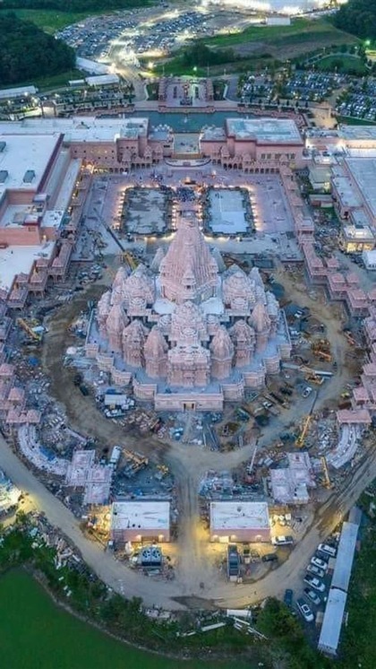 <p>मंदिर को बनाने में 12 साल से ज्यादा का वक्त लगा है। इसे तैयार में 12,500 लोगों ने श्रमदान किया। वहीं यह भारतीय संस्कृति का संगम है।</p>
