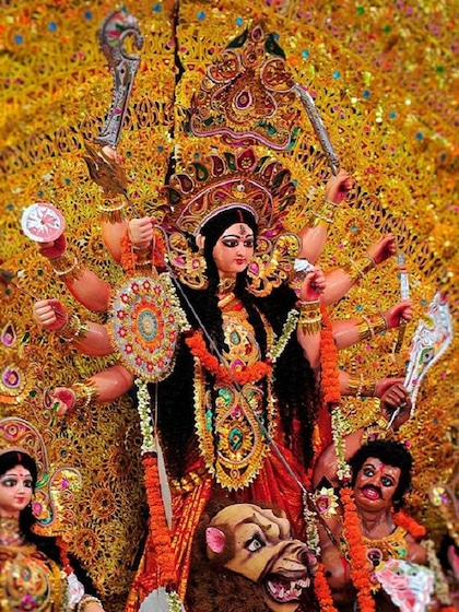 नवरात्रि के 9 दिन पहने इस रंग के कपड़े, बरसेगी मां की विशेष कृपा
