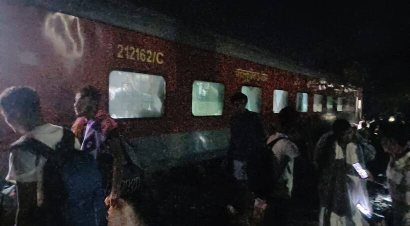 North East Express: ఘోర ప్రమాదం.. పట్టాలు తప్పిన నార్త్ ఈస్ట్ ఎక్స్‌ప్రెస్.. 