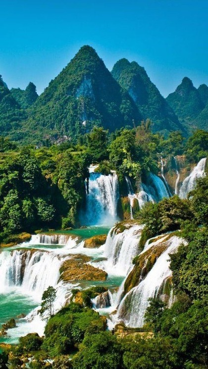 <p>कर्नाटक में स्थित Jog Waterfall भारत का दूसरा सबसे ऊंचा वाटरफाल है। ये 829 फीट ऊंचा है। यहां गिरते पानी की आवाज कई किलोमीटर दूर तक सुनाई देती है। </p>
