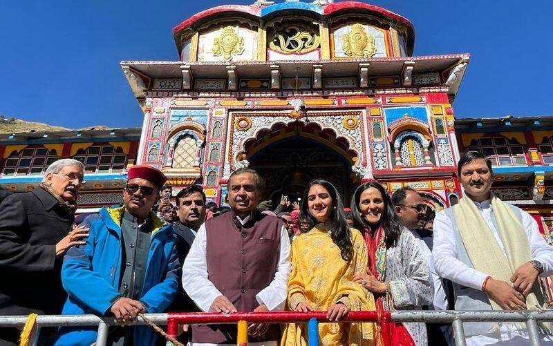 RIL Chairmen Mukesh Ambani and Family visit kedarnath badrinath Temple donate RS 5 crore ckm