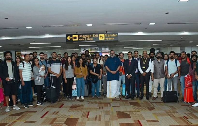 Operation Ajay : ఇజ్రాయెల్ నుండి స్వదేశానికి వచ్చినవారి భావోద్వేగం... భారత్ మాతా కి జై నినాదాల హోరు (వీడియో)