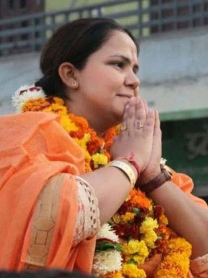<p>स्पर्धा चौधरी ने 2019 में पार्टी से विधायकी का टिकट मांगा तो पार्टी ने टिकट नहीं दिया। उसके बाद स्पर्धा बागी हो गईं।</p>
