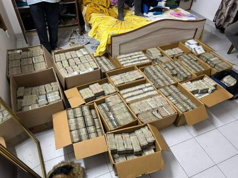 Income tax officials raid in former congress councillor aswathamma house in bengaluru Rya